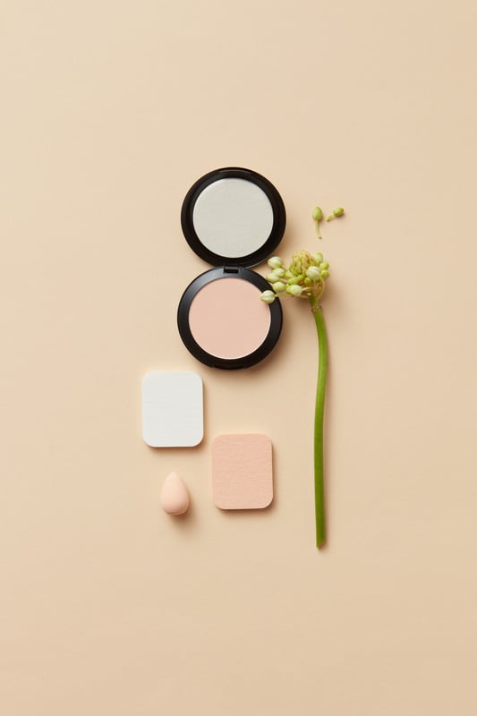 Maquillage et fleur, dans des tons naturels